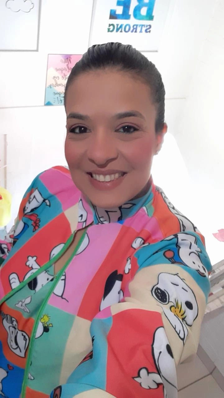 Babá Luciene do Babá Conectada em uma selfie sorrindo 