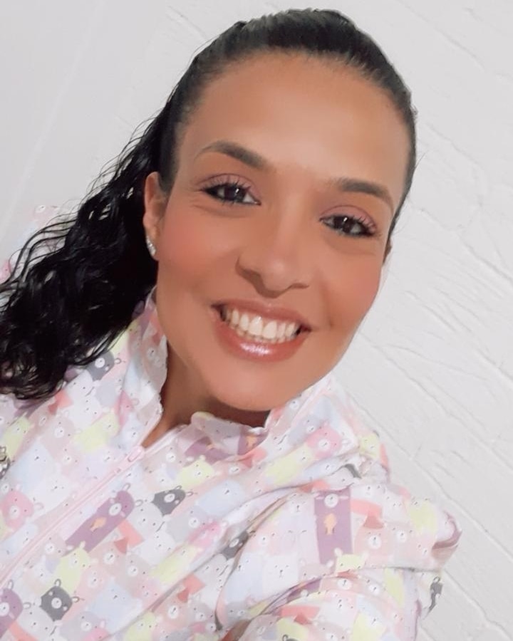 Babá Luciene do Babá Conectada em uma selfie sorrindo