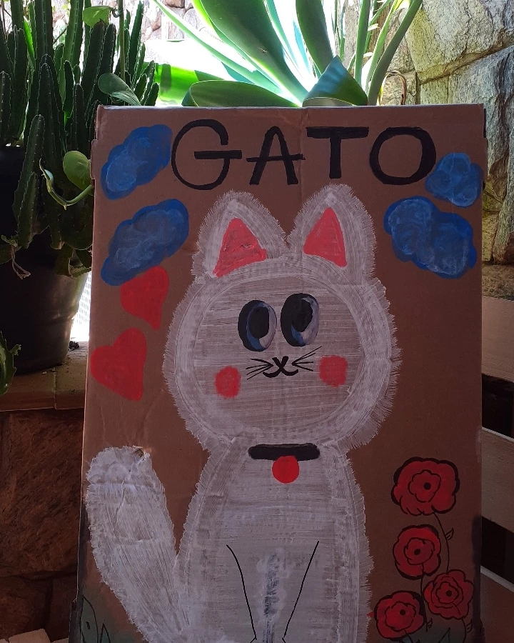 Pintura de um gato feito com as crianças