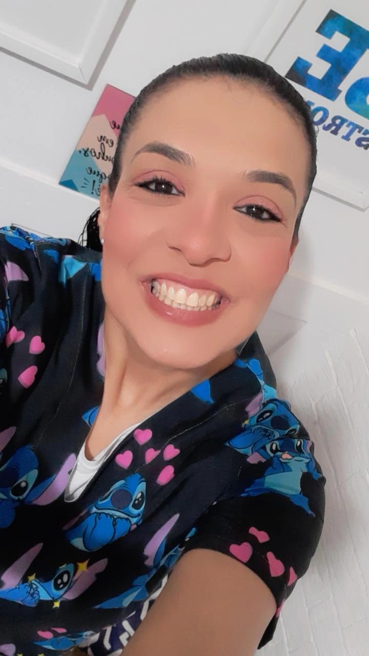 Babá Luciene do Babá Conectada em uma selfie sorrindo