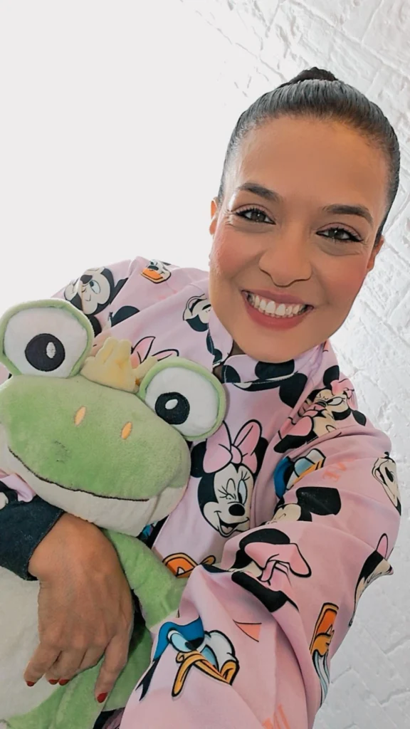 Vivência como babá em Ribeirão Preto Vivência como babá em Ribeirão Preto, Babá com um urso de pelúcia e sorrindo